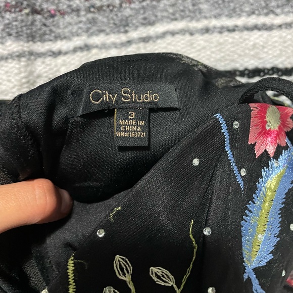 It is black, with flowers and rhinestones. - Picture 2 of 3